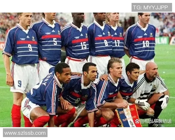 全球足球明星汇聚一堂打造梦幻球队阵容的背后故事与精彩瞬间