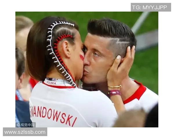 足球明星温情时刻抱起小孩展现亲和力与爱心的瞬间